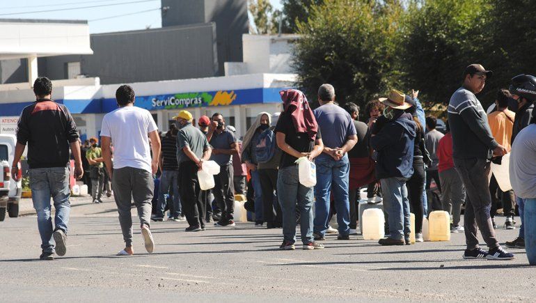 Vecinos de Zapala esperan por combustible.
