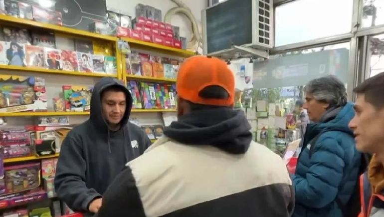 Cada vez son más los argentinos que viajan a Chile a comprar el álbun y las figuritas del mundial.