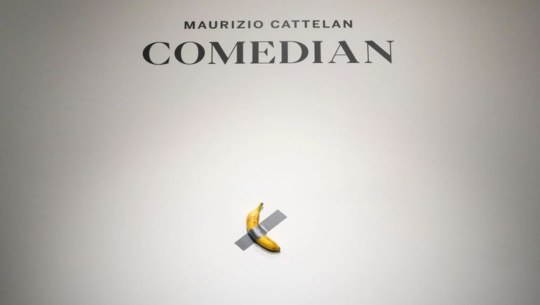 La banana utilizada en la obra de Maurizio Cattelan fue reemplazada pocas horas después del robo para mantener la exhibición abierta al público. La banana utilizada en la obra de Maurizio Cattelan fue reemplazada pocas horas después del robo para mantener la exhibición abierta al público.
