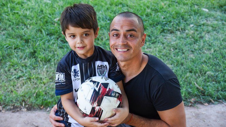 Padre e hijo, la misma pasión por el fútbol y por el albinegro. (Omar Novoa)