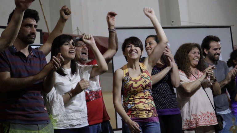 Patricia Jure celebró su banca junto a la dirigencia del Frente de Izquierda.