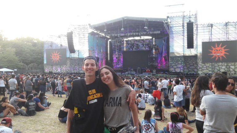 Alan en un recital con su hermana Nadia, otra sobreviviente de Cromañón. Ella tenía 15 años.