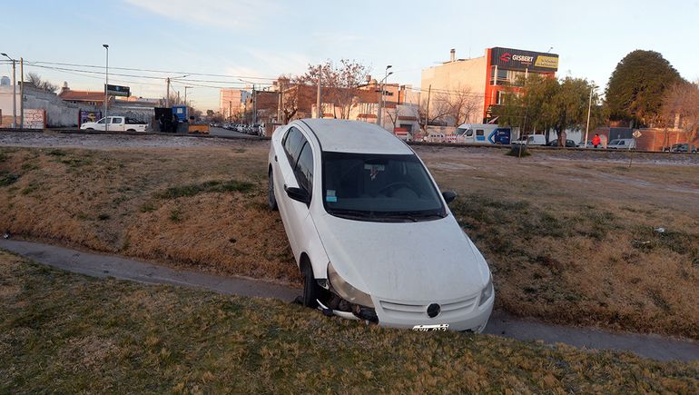 Un auto quedó clavado y abandonado a la vera de las vías del tren