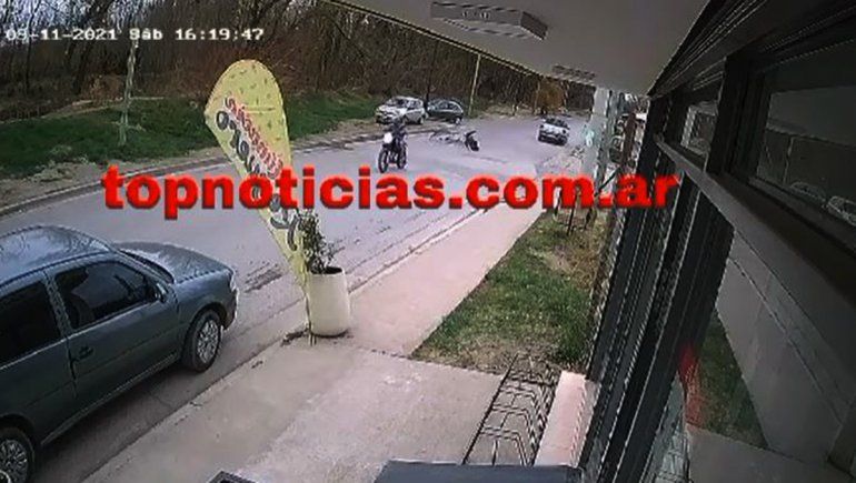 Ciclista esquivó un pozo y lo chocó una moto