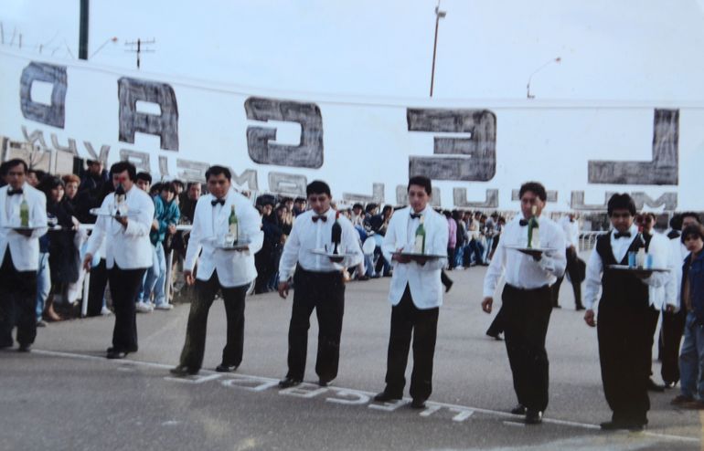 Traje impecable, bandeja de acero y trote por el Parque Central: la mítica Carrera de Mozos en la memoria de Manuel Beltrán