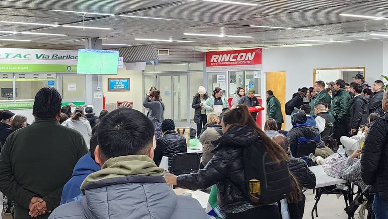Decenas de turistas se encuentran varados en la Terminal de Ómnibus. (Foto: Gentileza Municipalidad de Piedra del Águila) Decenas de turistas se encuentran varados en la Terminal de Ómnibus. (Foto: Gentileza Municipalidad de Piedra del Águila)