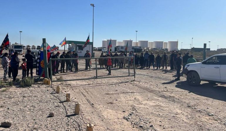 El conflcito mapuche se trasladó al predio de Indarsa SA en Añelo, una empresa dedicada al tratamiento de recortes de perforación. El conflcito mapuche se trasladó al predio de Indarsa SA en Añelo, una empresa dedicada al tratamiento de recortes de perforación.