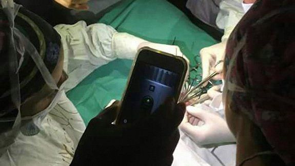 Se cortó la luz y se iluminaron con los celulares para operar