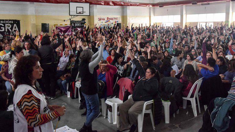 En las asambleas, la mayoría de los docentes votó a favor de aceptar la propuesta salarial