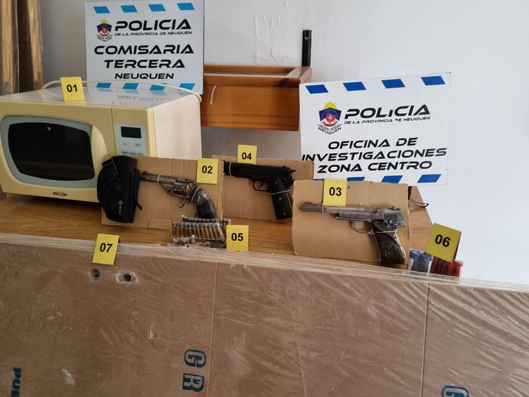 Las armas, municiones y elementos secuestrados durante los allanamientos realizados en Villa Ceferino. Las armas, municiones y elementos secuestrados durante los allanamientos realizados en Villa Ceferino.
