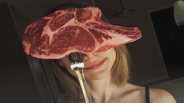 Era vegana, pero una araña la picó y ahora  volvió a ser carnívora