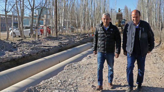 Empezaron a hacer obras de desagüe en la calle Futaleufú