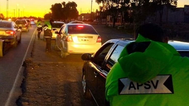 Casi 4 de cada 100 conductores controlados en Trelew dieron positivo en el test de alcoholemia en la primera mitad de 2024. Casi 4 de cada 100 conductores controlados en Trelew dieron positivo en el test de alcoholemia en la primera mitad de 2024.