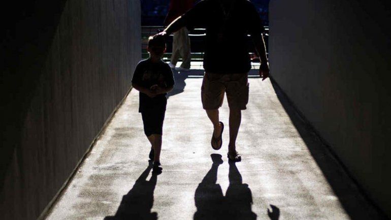 El pequeño estaba al cuidado de una tía que murió de cáncer. Sus padres sufren de alcoholismo y son violentos.