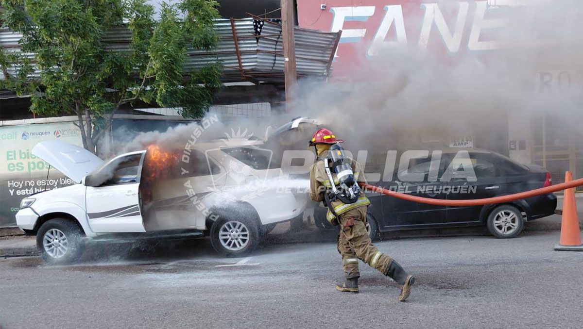 Bomberos de la Policía de Neuquén sofocaron las llamas tras la explosión en la camioneta.
