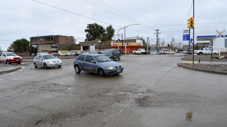 Con un semáforo ordenan el tránsito por obra pluvial