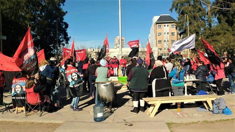 Hicieron un polentazo en la plaza San Martín para reclamar por comida