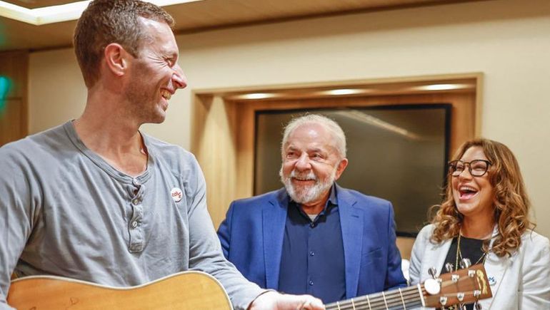 Coldplay le regaló una guitarra autografiada a Lula
