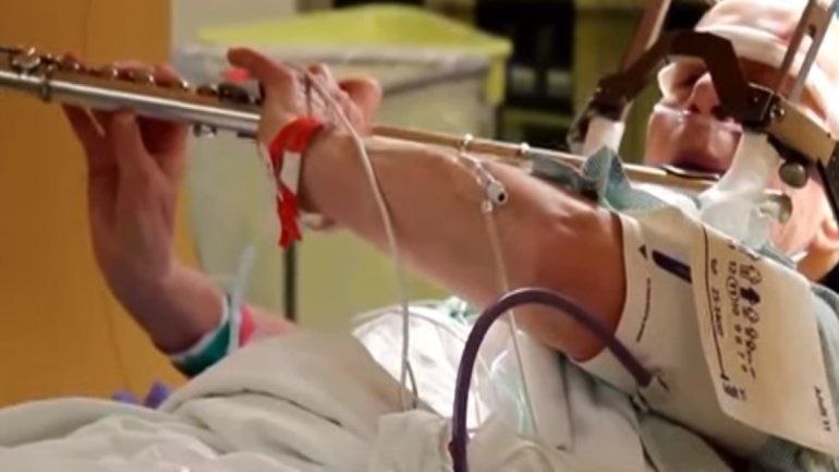 Le operaron el cerebro mientras tocaba la flauta