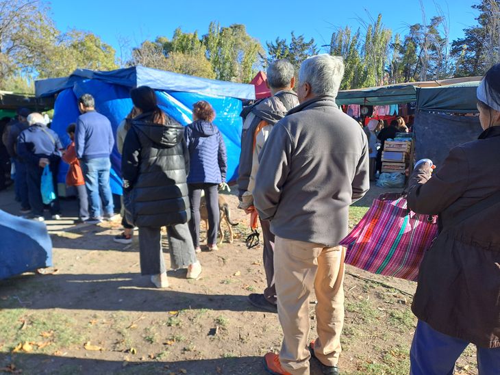 Largas filas en las ferias neuquinas, un ejemplo del éxito de los quesos menonitas en la Patagonia. 