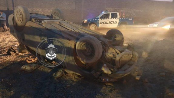 Volcó en un auto robado y se dio a la fuga: lo atraparon