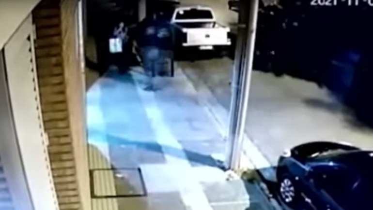 Motochorro arrastró y pateó a su víctima en pleno centro