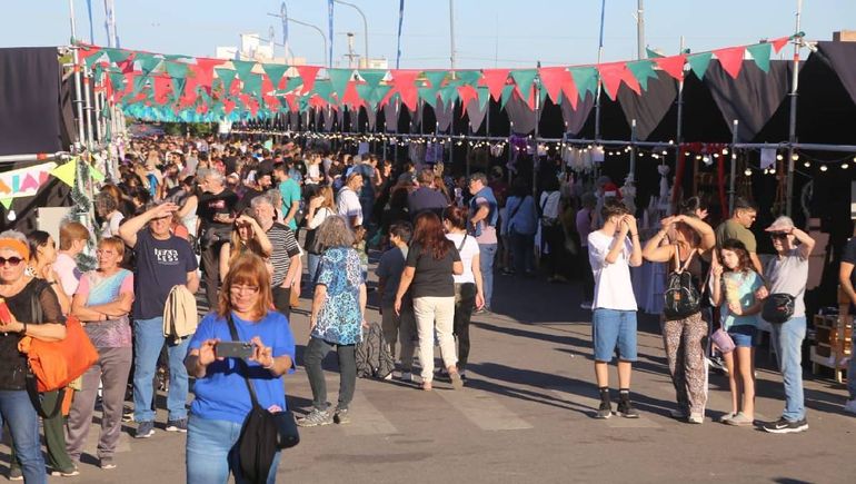 Los días de feria son una verdadera fiesta para los emprendedores y vecinos de Neuquén. Los días de feria son una verdadera fiesta para los emprendedores y vecinos de Neuquén.
