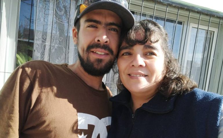 Una madre busca desesperada a su hijo