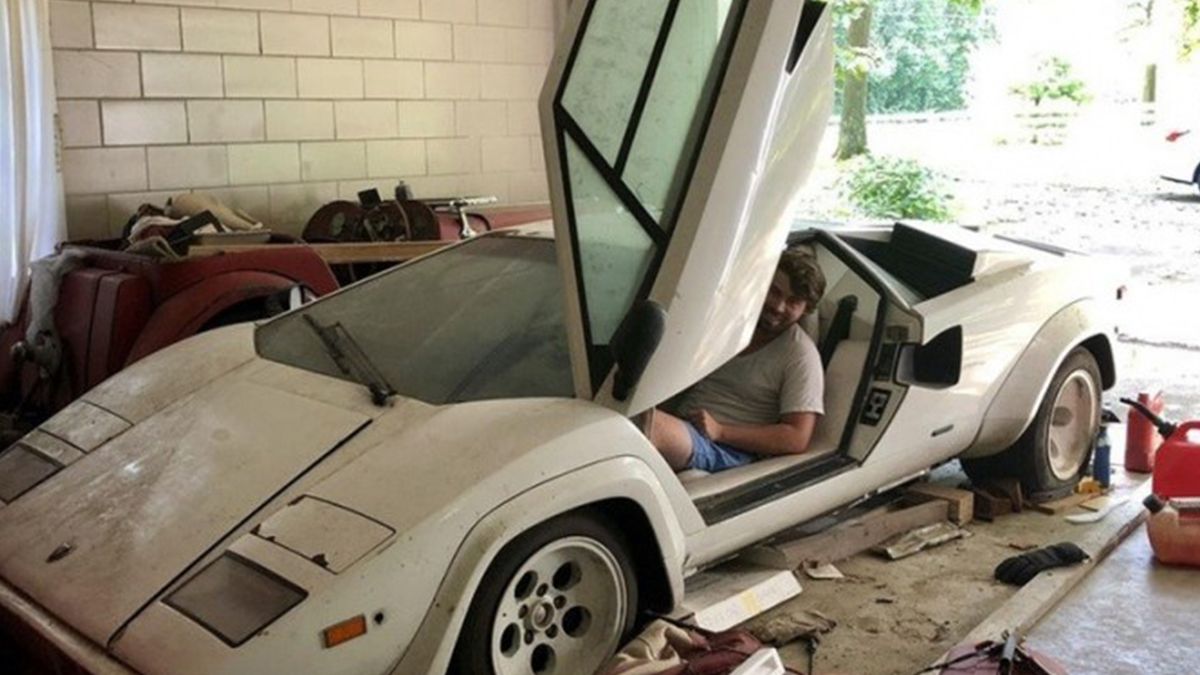 Murió su abuelo y le revisó su cochera: encontró un Lamborghini y una  Ferrari