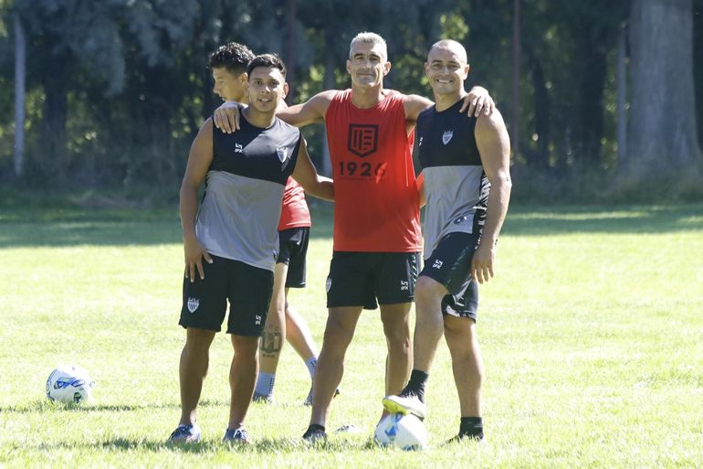 Arg&uuml;ello junto a Jara y Berra, con quienes tiene buena relaci&oacute;n. Fotos: Anah&iacute; C&aacute;rdena&nbsp;