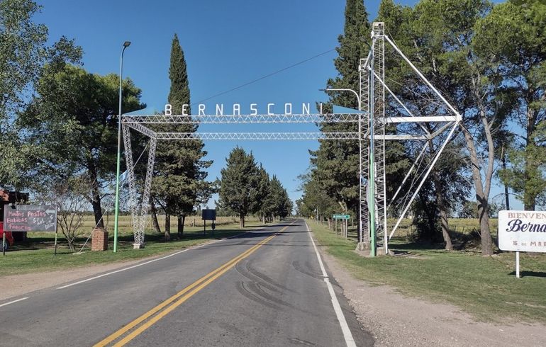 Bernasconi se encuentra unos 170 kilómetros al sur de Santa Rosa, capital de La Pampa. Bernasconi se encuentra unos 170 kilómetros al sur de Santa Rosa, capital de La Pampa.
