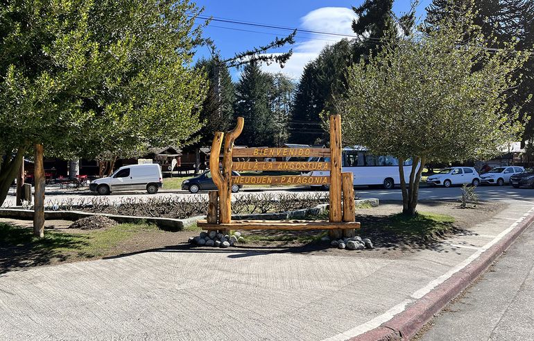 Villa La Angostura, en el sur de la provincia de Neuquén, está cercana a San Martín de los Andes. Villa La Angostura, en el sur de la provincia de Neuquén, está cercana a San Martín de los Andes.