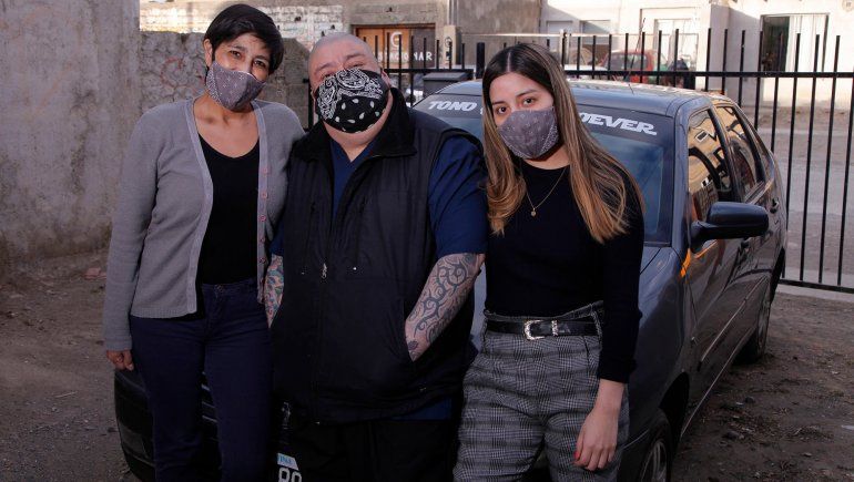 Suspendieron su fiesta de ex alumnos y le regalaron un auto a su compañero enfermero