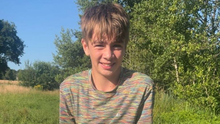 Un nene de 12 años murió tras caerse de un juego en un parque de Inglaterra