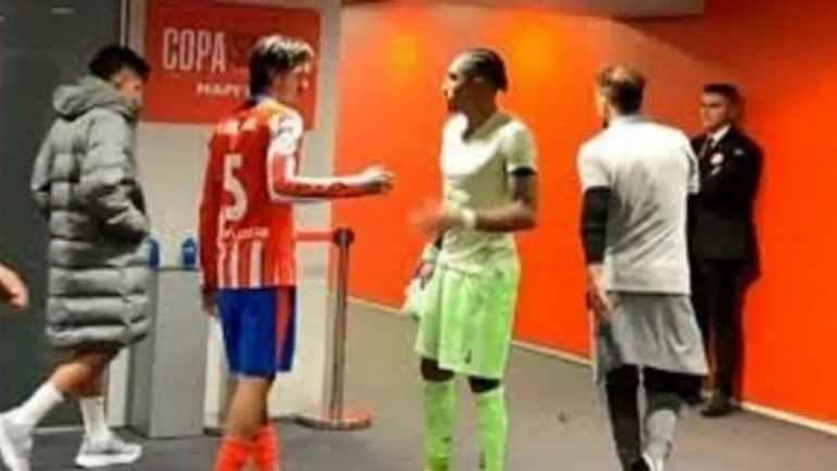 El encuentro entre Raphinha y Rodrigo De Paul tras el Barcelona - Atlético de Madrid El encuentro entre Raphinha y Rodrigo De Paul tras el Barcelona - Atlético de Madrid