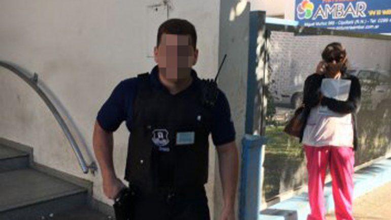 Uno de los guardias fue fotografiado por la víctima.