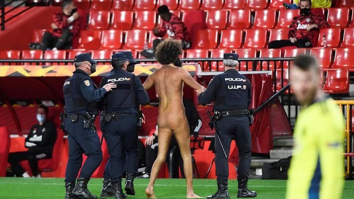 Pese a que las tribunas estaban vacías, un hombre desnudo ingresó a la  cancha