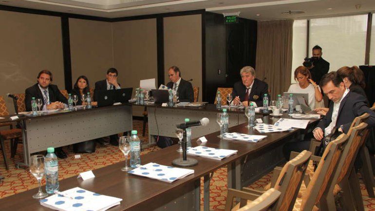 Los dirigentes pusieron manos a la obra en el hotel Sheraton.