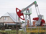 IMAGEN DE ARCHIVO. Un camión cisterna de combustible pasa junto a un balancín en un campo petrolero Sergeyevskoye propiedad de la compañía Bashneft al norte de Ufa, Bashkortostán, Rusia, Julio 11,