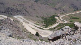 La ruta 46, en su tramo de la cuesta del Rahue, más cerca de ser pavimentado / Foto Archivo