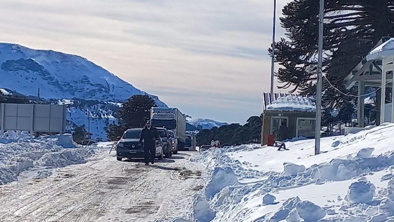 Abrió Pino Hachado y se activó el convoy de camiones varados en Las Lajas