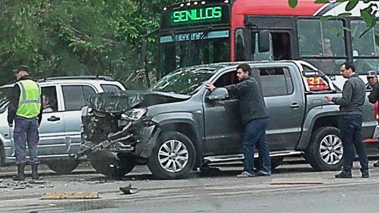 Choque en cadena en la Ruta 22: dos heridos y tres autos dañados