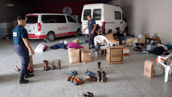 Los Bomberos Voluntarios de Cipolletti partieron con donaciones de los cipoleños rumbo a El Bolsón. Los Bomberos Voluntarios de Cipolletti partieron con donaciones de los cipoleños rumbo a El Bolsón.