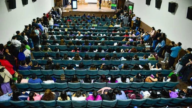 Una gran convocatoria de los becarios para las entregas de las notebooks. Una gran convocatoria de los becarios para las entregas de las notebooks.