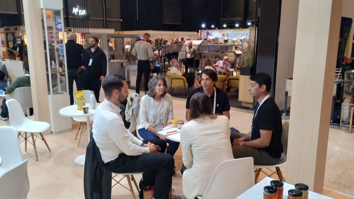 IA revoluciona apicultura: Monitoreo en tiempo real detecta estrés y enfermedades. Neuquén adopta tech danesa vs. mortalidad invernal 30%. Foto: gobierno de Neuquén.