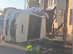 Así quedó la camioneta del joven que evitó atropellar al imprudente peatón en Río Gallegos. Así quedó la camioneta del joven que evitó atropellar al imprudente peatón en Río Gallegos.