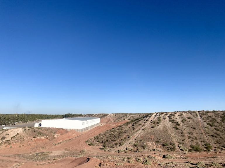 La barda de Centenario, a la altura de El Picadero. Hay industrias que cortan el paisaje.