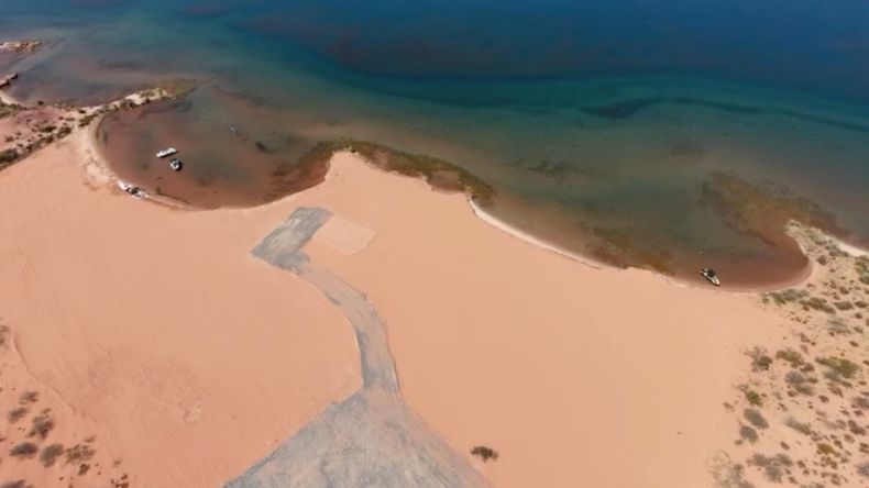 Extraño desmonte en un playa alejada enm el lago Mari Menuco. | LM Neuquen Extraño desmonte en un playa alejada enm el lago Mari Menuco.