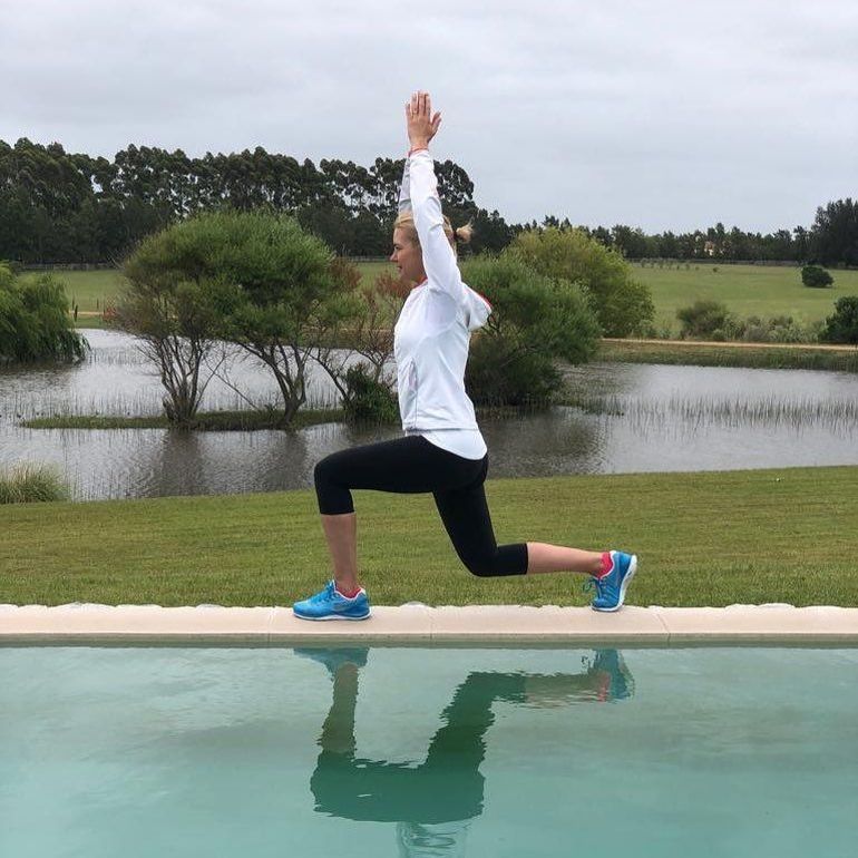 Al atardecer, Valeria realiza sus rutinas de yoga junto a la pileta.