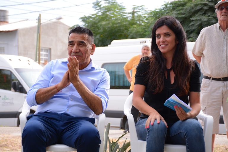 Ramón Rioseco junto a Luana Volnovich, titular de PAMI. Estuvo junto a los candidatos del FdT, Darío Martínez, Lorean Parrilli y Daniel Figueroa.